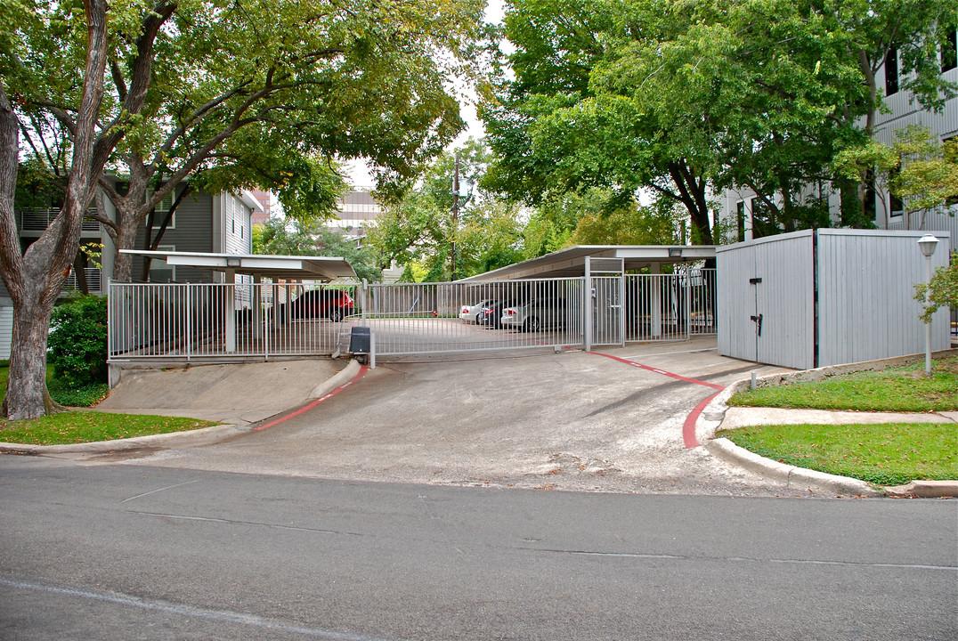 Chalet Apartments in Dallas, TX - Building Photo