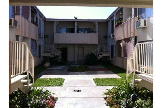 19130 Sherman Way in Reseda, CA - Building Photo - Building Photo