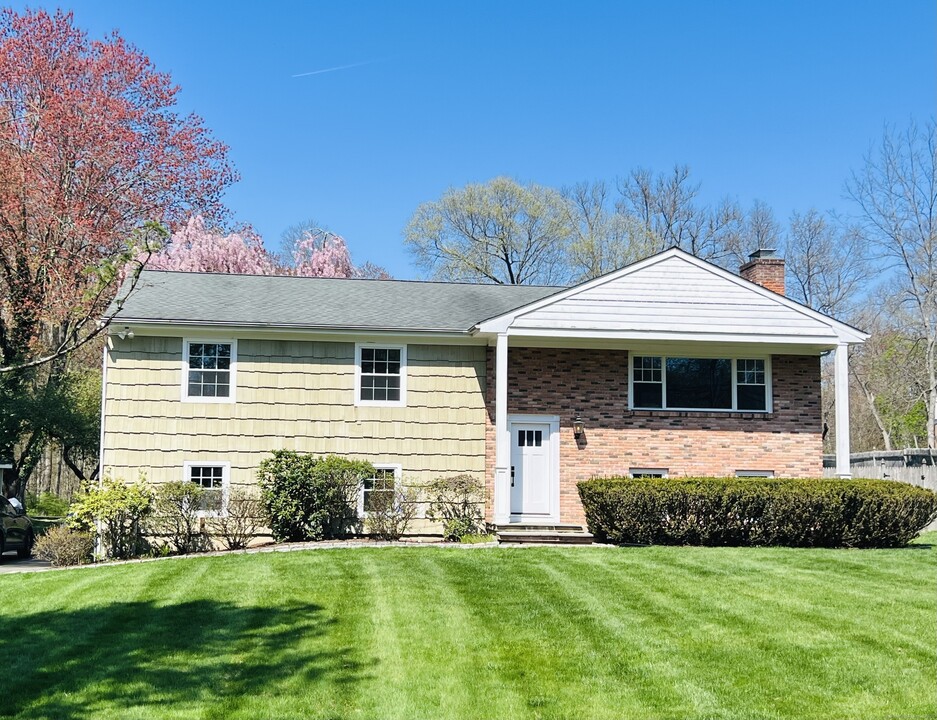 490 W Hill Rd in Stamford, CT - Building Photo