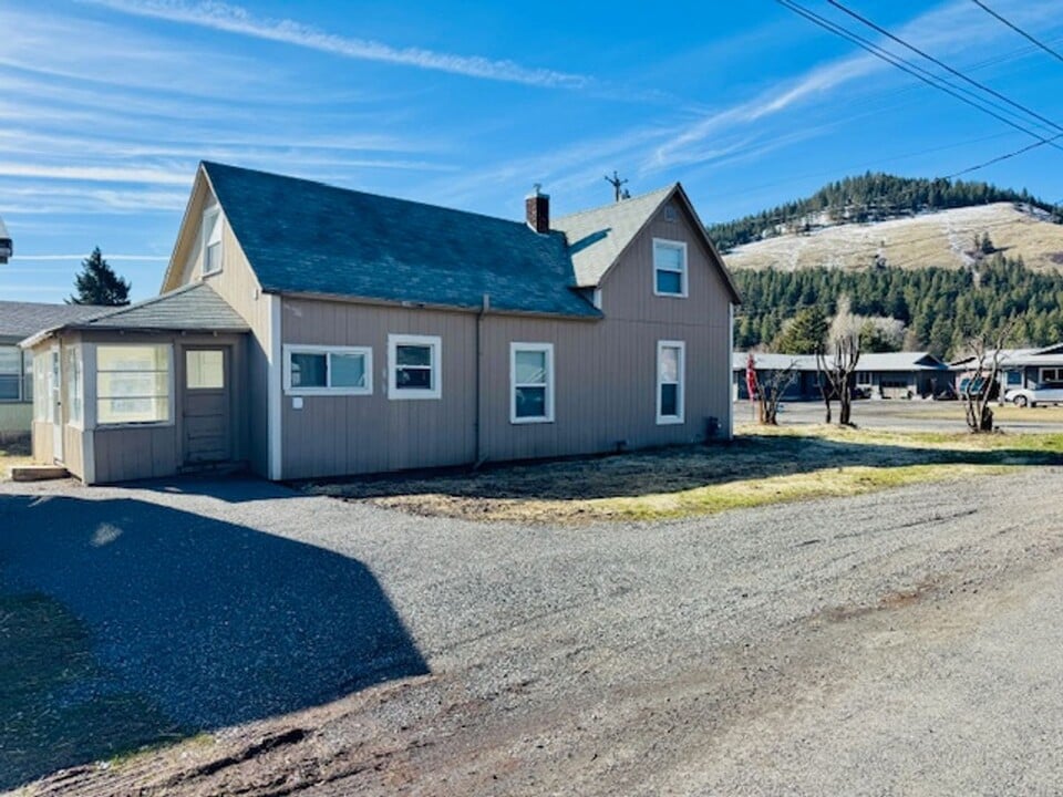 3213 N Alder St in La Grande, OR - Building Photo