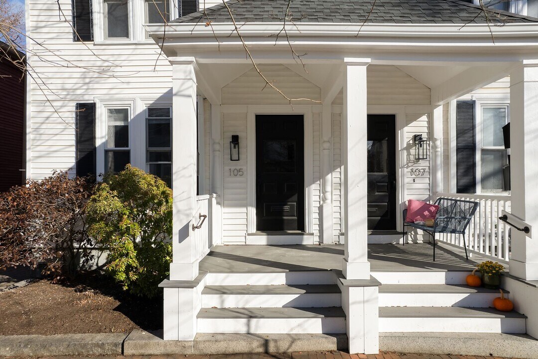 105-107 Richards Ave in Portsmouth, NH - Building Photo