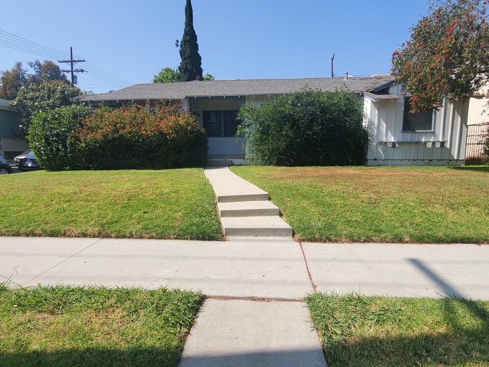 13525 Burbank Blvd in Van Nuys, CA - Foto de edificio