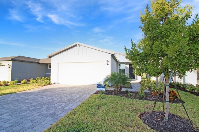555 Sun Chaser Dr in Nokomis, FL - Building Photo - Building Photo