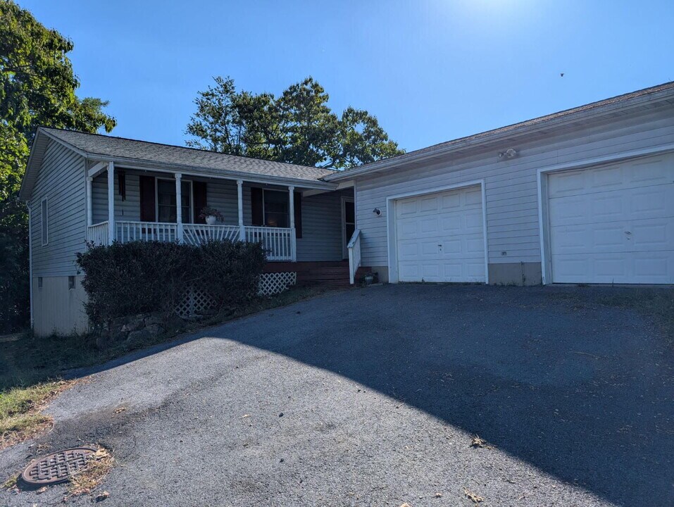 362 Granny Smith Rd in Linden, VA - Building Photo
