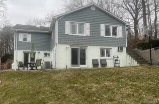 13 Summitt Pl in Valhalla, NY - Building Photo