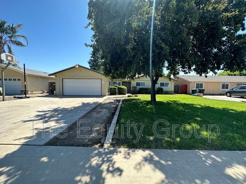 1439 W Evans Ave in Visalia, CA - Building Photo