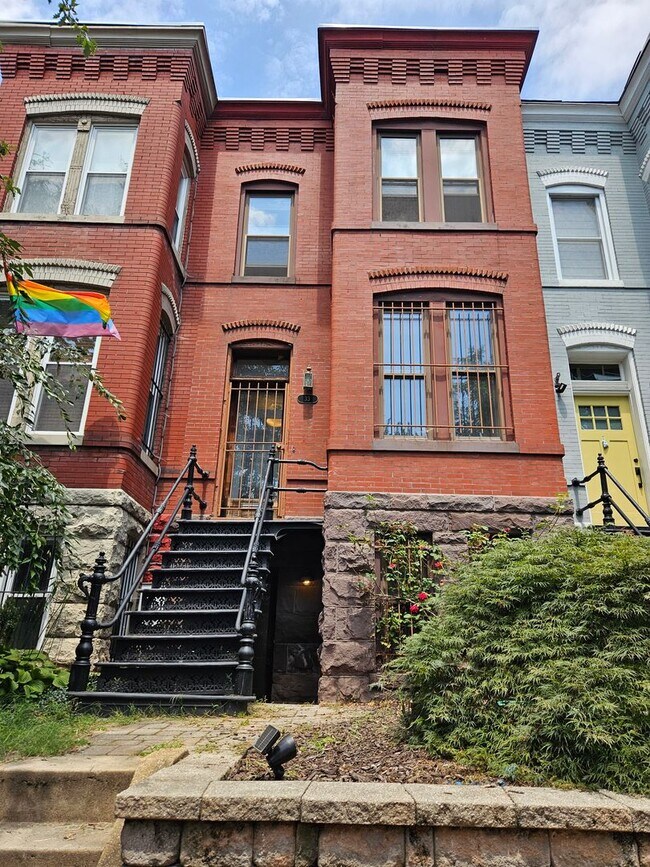 property at 33 R St NW