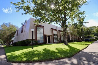 5929 Queensloch Dr in Houston, TX - Foto de edificio - Building Photo