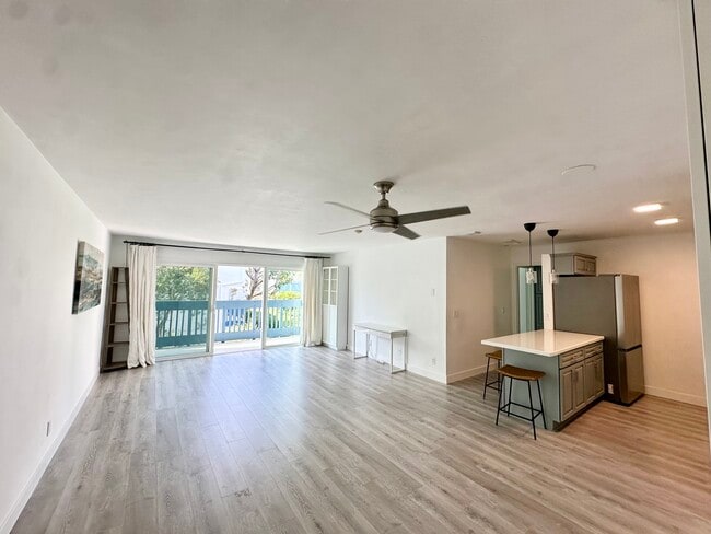 607 S Prospect Ave, Unit #202 in Redondo Beach, CA - Foto de edificio - Building Photo