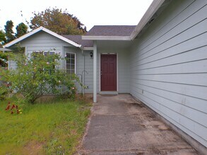 1115 Swallow Dr NE in Salem, OR - Building Photo - Building Photo