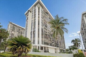 1915 Brickell Ave in Miami, FL - Building Photo - Building Photo