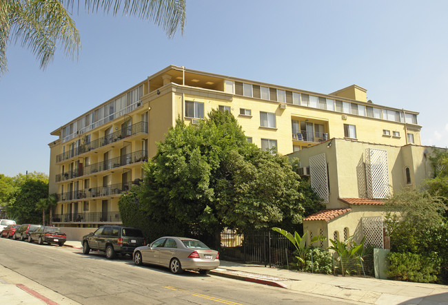 7100 Hillside Ave in Los Angeles, CA - Building Photo - Building Photo