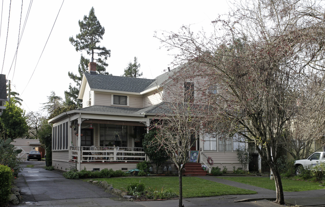 44 6th St in Petaluma, CA - Building Photo