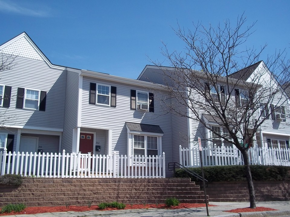 300 Auburn St in Manchester, NH - Building Photo