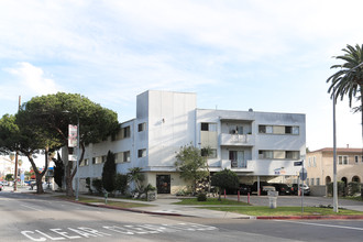 1902 S Victoria Ave in Los Angeles, CA - Building Photo - Building Photo