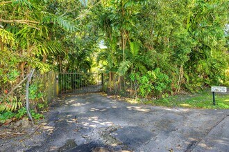 10110 SW 66th St in Miami, FL - Building Photo - Building Photo