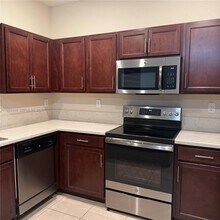 10320 W 33rd Ln in Hialeah, FL - Building Photo - Building Photo