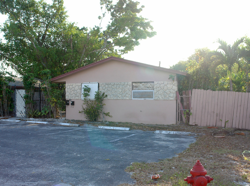 100 NW 28th Ave in Fort Lauderdale, FL - Building Photo