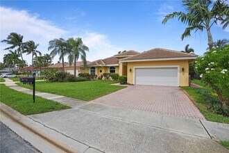 720 Cypress Pointe Dr W in Pembroke Pines, FL - Building Photo - Building Photo