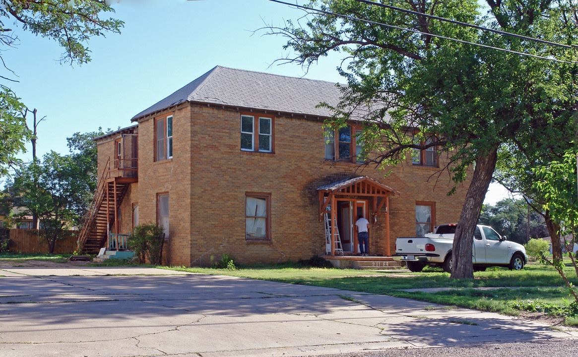 211 E 4th St in Plainview, TX - Building Photo