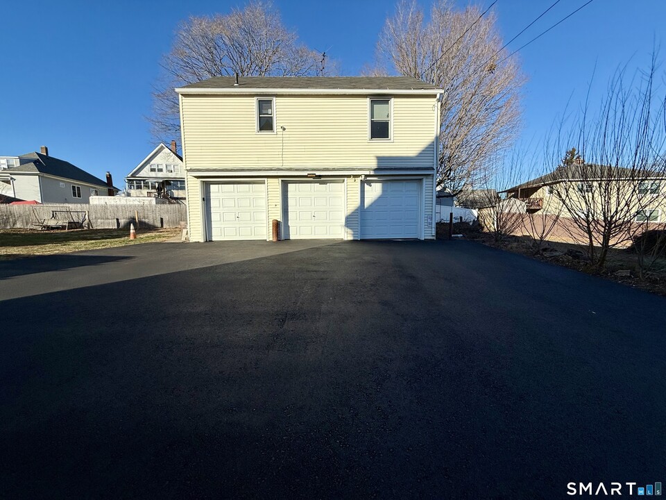 30 Russell St in Ansonia, CT - Building Photo