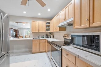 875 NE 195th St in North Miami Beach, FL - Building Photo - Building Photo