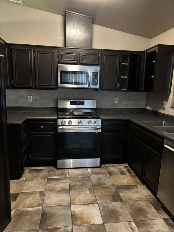 14561 Victor Dr in Moreno Valley, CA - Foto de edificio - Building Photo