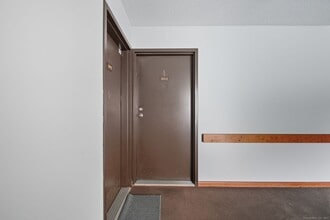 402 Twin Circle Dr in South Windsor, CT - Building Photo - Building Photo