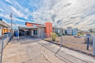 113 Cedar St in Henderson, NV - Building Photo
