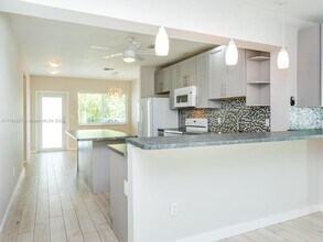842 NE 121st St in Biscayne Park, FL - Building Photo - Building Photo