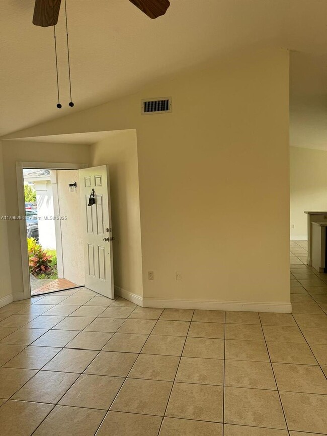 9847 SW 117th Pl in Miami, FL - Foto de edificio - Building Photo