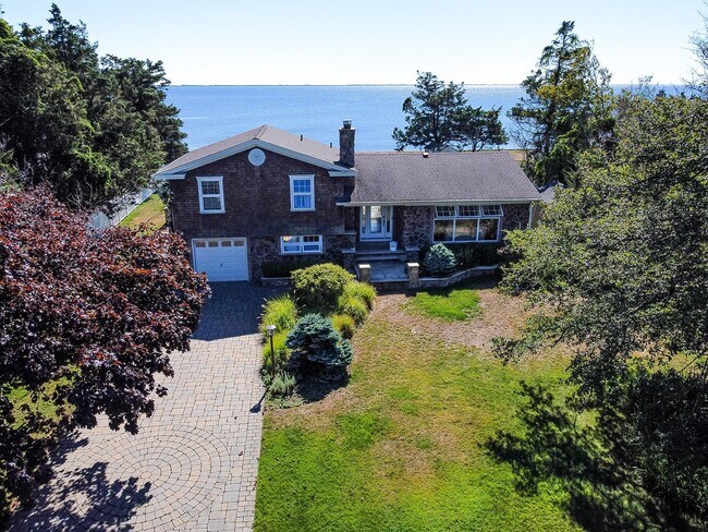 8 Bay Rd in East Patchogue, NY - Building Photo - Building Photo