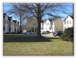 2024 Elmhurst Ln in Portsmouth, VA - Building Photo