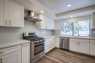 6 Goodwill Ct in Newport Beach, CA - Building Photo - Building Photo