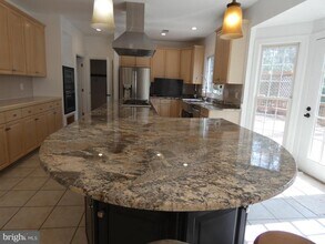 6422 Lake Meadow Dr in Burke, VA - Building Photo - Building Photo