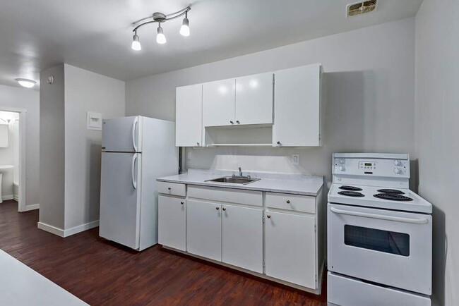 Casablanca & Casanova Apartments in Saskatoon, SK - Building Photo - Building Photo