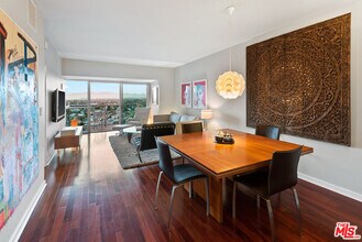 13700 Marina Pointe Dr in Los Angeles, CA - Foto de edificio - Building Photo