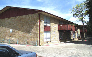 Esperanza Apartments in Dallas, TX - Building Photo - Building Photo