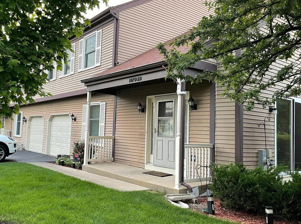 11702 Pine Way in Huntley, IL - Building Photo