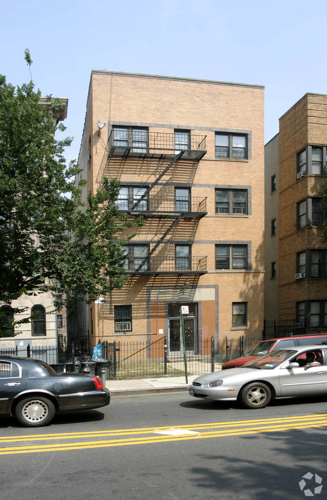 369 Ocean Ave in Brooklyn, NY - Foto de edificio - Building Photo