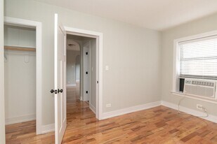 559 W Arlington Pl, Unit J03P in Chicago, IL - Building Photo