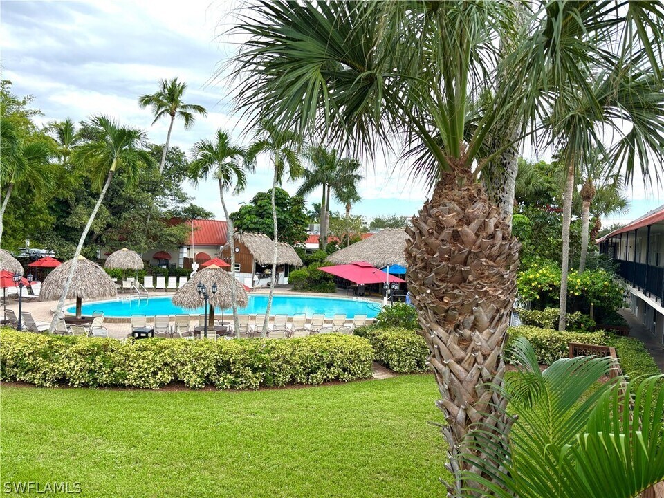 2555 9th St N in Naples, FL - Foto de edificio