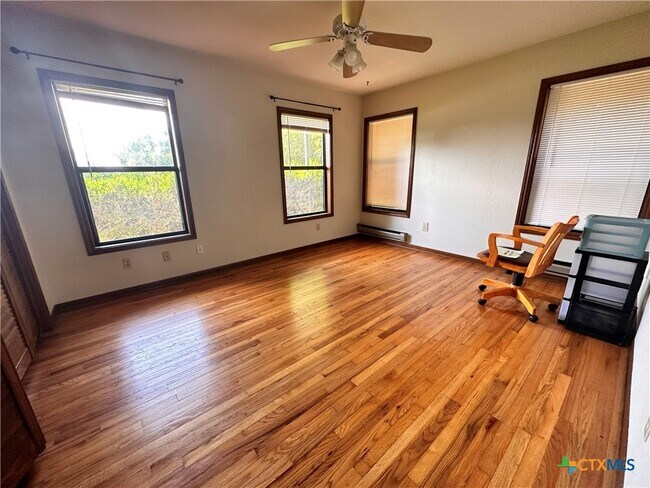 526 Burleson St in San Marcos, TX - Building Photo - Building Photo