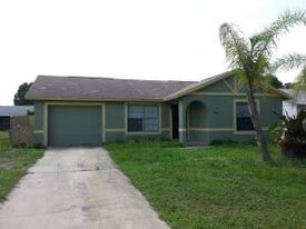 3413 Martell St in New Port Richey, FL - Building Photo