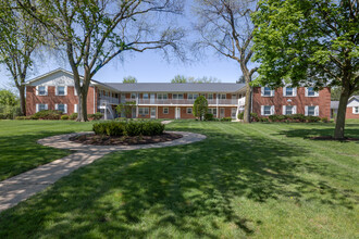 Colonial Gardens in Hinsdale, IL - Building Photo - Building Photo