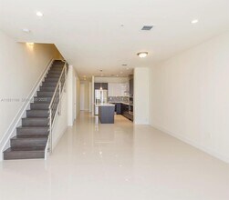 6415 NW 102nd Path in Doral, FL - Building Photo - Building Photo