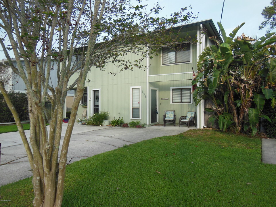 136 Pine St in Atlantic Beach, FL - Building Photo