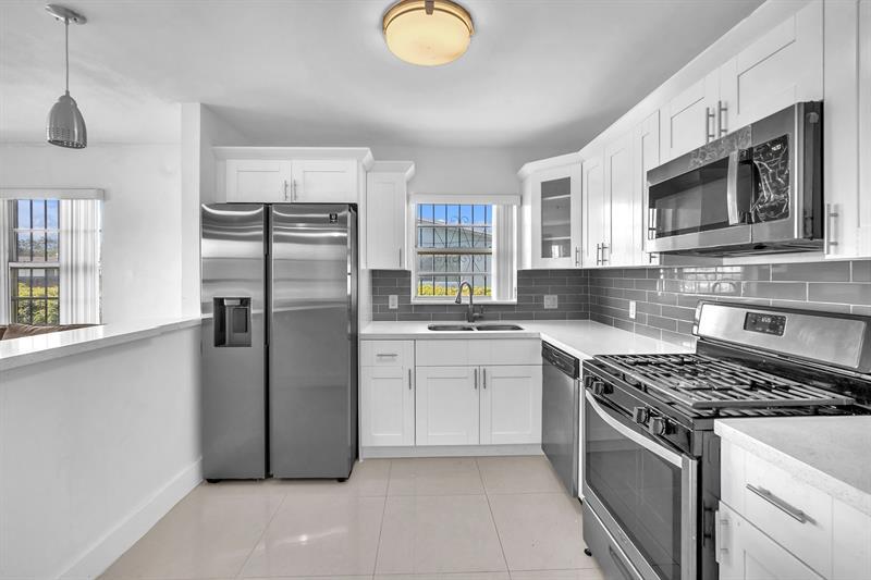 17115 NW 12th Ct in Miami, FL - Foto de edificio