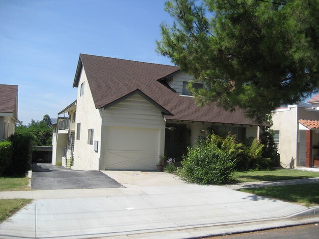 2244 Montrose Ave in Montrose, CA - Foto de edificio - Building Photo