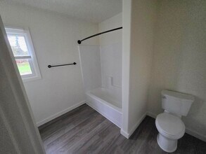 12765 Clow Corner Rd in Dallas, OR - Foto de edificio - Building Photo